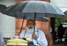 मानसून सत्र में भाग लेने के लिए बारिश के बीच पीएम मोदी खुद हाथ में छाता लेकर पहुंचे pm-modi