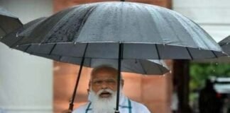 मानसून सत्र में भाग लेने के लिए बारिश के बीच पीएम मोदी खुद हाथ में छाता लेकर पहुंचे pm-modi