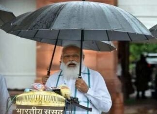 मानसून सत्र में भाग लेने के लिए बारिश के बीच पीएम मोदी खुद हाथ में छाता लेकर पहुंचे pm-modi
