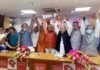 अनुभवियों को पीछे छोड़ भाजपा हाईकमान ने युवा चेहरा ‘पुष्कर पर मिशन 22’ का लगाया दांव, कभी सीएम कोश्यारी के ओएसडी रहे धामी अब खुद होंगे सीएम pushkar dhami uttarakhand cm