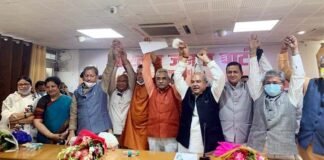 अनुभवियों को पीछे छोड़ भाजपा हाईकमान ने युवा चेहरा ‘पुष्कर पर मिशन 22’ का लगाया दांव, कभी सीएम कोश्यारी के ओएसडी रहे धामी अब खुद होंगे सीएम pushkar dhami uttarakhand cm