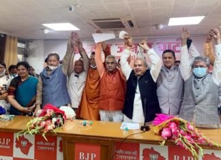 अनुभवियों को पीछे छोड़ भाजपा हाईकमान ने युवा चेहरा ‘पुष्कर पर मिशन 22’ का लगाया दांव, कभी सीएम कोश्यारी के ओएसडी रहे धामी अब खुद होंगे सीएम pushkar dhami uttarakhand cm
