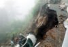 उत्तराखंड : अचानक सड़क धंसने से खाई में गिरी दिल्ली लौट रहे पर्यटकों की कार Car fell into a ditch due to sudden road collapse