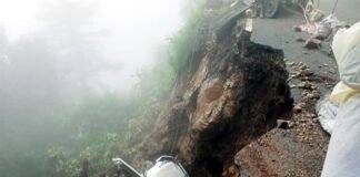 उत्तराखंड : अचानक सड़क धंसने से खाई में गिरी दिल्ली लौट रहे पर्यटकों की कार Car fell into a ditch due to sudden road collapse