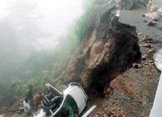 उत्तराखंड : अचानक सड़क धंसने से खाई में गिरी दिल्ली लौट रहे पर्यटकों की कार Car fell into a ditch due to sudden road collapse