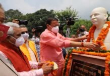 मुख्यमंत्री पुष्कर सिंह धामी ने डॉ. श्यामा प्रसाद मुखर्जी की प्रतिमा पर माल्यार्पण कर श्रद्धांजलि दी CM Pushkar Dhami pays tribute by garlanding the statue of Shyama Prasad Mookerjee