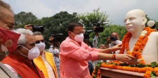 मुख्यमंत्री पुष्कर सिंह धामी ने डॉ. श्यामा प्रसाद मुखर्जी की प्रतिमा पर माल्यार्पण कर श्रद्धांजलि दी CM Pushkar Dhami pays tribute by garlanding the statue of Shyama Prasad Mookerjee