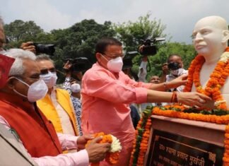 मुख्यमंत्री पुष्कर सिंह धामी ने डॉ. श्यामा प्रसाद मुखर्जी की प्रतिमा पर माल्यार्पण कर श्रद्धांजलि दी CM Pushkar Dhami pays tribute by garlanding the statue of Shyama Prasad Mookerjee