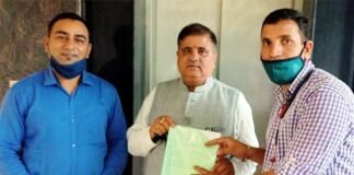 पुरानी पेंशन बहाली को लेकर कर्मचारी नेताओं ने बदरीनाथ विधायक महेंद्र भट्ट से मुलाकात कर सौंपा ज्ञापन Badrinath MLA Mahendra Bhatt