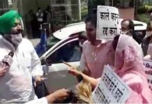 कृषि बिल पर संसद के बाहर सड़क पर ही भिड़ गए कांग्रेस, अकाली दल के सांसद Congress, Akali Dal MPs clashed