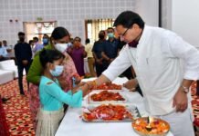 उत्तराखंड : नारी निकेतन से आई बालिकाओं ने मुख्यमंत्री धामी को बांधी राखी Girls from Nari Niketan tied rakhi to Chief Minister Dhami