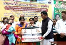 कल्जीखाल: प्रधानमंत्री आवास योजना के लाभार्थियों को सौंपे आवास स्वीकृति पत्र, गर्भवती एवं धात्री महिलाओं को मुख्यमंत्री महालक्ष्मी किट Pradhan Mantri Awas Yojana