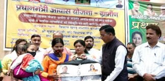 कल्जीखाल: प्रधानमंत्री आवास योजना के लाभार्थियों को सौंपे आवास स्वीकृति पत्र, गर्भवती एवं धात्री महिलाओं को मुख्यमंत्री महालक्ष्मी किट Pradhan Mantri Awas Yojana
