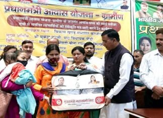 कल्जीखाल: प्रधानमंत्री आवास योजना के लाभार्थियों को सौंपे आवास स्वीकृति पत्र, गर्भवती एवं धात्री महिलाओं को मुख्यमंत्री महालक्ष्मी किट Pradhan Mantri Awas Yojana