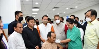 उत्तराखंड : सीएम धामी ने ग्राफिक एरा अस्पताल में पहले स्पूतनिक-वी टीकाकरण केंद्र का किया शुभारंभ CM Dhami inaugurated the first Sputnik-V vaccination center