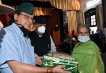 मुख्यमंत्री पुष्कर सिंह धामी ने सैनिकों, पूर्व सैनिकों एवं वीरांगनाओं को किया सम्मानित cm-dhami-honored-ex-soldier