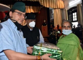 मुख्यमंत्री पुष्कर सिंह धामी ने सैनिकों, पूर्व सैनिकों एवं वीरांगनाओं को किया सम्मानित cm-dhami-honored-ex-soldier
