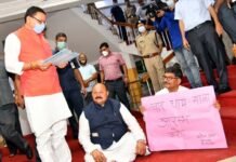 अपनी मांगों को लेकर विधानसभा भवन परिसर में बैठे धारचूला विधायक हरीश धामी और केदारनाथ विधायक मनोज रावत से मुख्यमंत्री धामी ने मुलाकात की