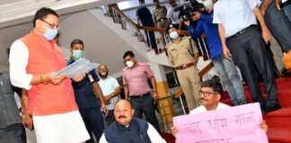 अपनी मांगों को लेकर विधानसभा भवन परिसर में बैठे धारचूला विधायक हरीश धामी और केदारनाथ विधायक मनोज रावत से मुख्यमंत्री धामी ने मुलाकात की