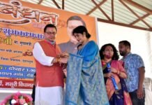 समुदायिक भवन गुनियाल गांव में आयोजित रक्षा बंधन समारोह में शामिल हुए मुख्यमंत्री, क्षेत्र की महिलाओं ने बांधी राखी cm-dhami-raksha-bandhan