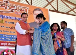 समुदायिक भवन गुनियाल गांव में आयोजित रक्षा बंधन समारोह में शामिल हुए मुख्यमंत्री, क्षेत्र की महिलाओं ने बांधी राखी cm-dhami-raksha-bandhan