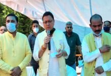 CM धामी ने धारचूला पहुंचकर जाना आपदा प्रभावितों का हाल, मृतक आश्रितों को सौंपे 4-4 लाख रुपये के चेक CM Dhami handed over checks of Rs 4 lakh