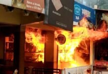 चमोली बाजार में मिठाई की दुकान में लगी भीषण आग की चपेट में आई पांच दुकानें, लाखों का सामान जलकर राख
