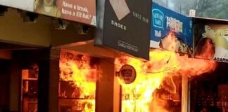 चमोली बाजार में मिठाई की दुकान में लगी भीषण आग की चपेट में आई पांच दुकानें, लाखों का सामान जलकर राख