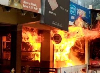 चमोली बाजार में मिठाई की दुकान में लगी भीषण आग की चपेट में आई पांच दुकानें, लाखों का सामान जलकर राख