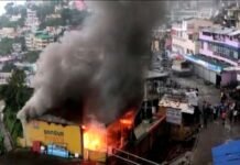 पौड़ी बाजार में एक रेस्टोरेंट व स्टेशनरी की दुकान में लगी भीषण आग, लाखों का सामान जलकर राख fire broke out in a restaurant and stationery shop in Pauri