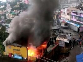 पौड़ी बाजार में एक रेस्टोरेंट व स्टेशनरी की दुकान में लगी भीषण आग, लाखों का सामान जलकर राख fire broke out in a restaurant and stationery shop in Pauri