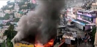पौड़ी बाजार में एक रेस्टोरेंट व स्टेशनरी की दुकान में लगी भीषण आग, लाखों का सामान जलकर राख fire broke out in a restaurant and stationery shop in Pauri