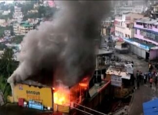 पौड़ी बाजार में एक रेस्टोरेंट व स्टेशनरी की दुकान में लगी भीषण आग, लाखों का सामान जलकर राख fire broke out in a restaurant and stationery shop in Pauri
