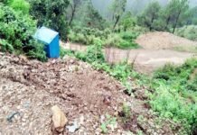 भारी बारिश के चलते हुए भूस्खलन से मुंडनेश्वर में गरीब परिवार का शौचालय व खेत बहे land sliding