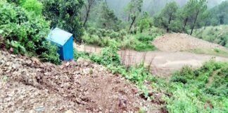 भारी बारिश के चलते हुए भूस्खलन से मुंडनेश्वर में गरीब परिवार का शौचालय व खेत बहे land sliding