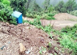 भारी बारिश के चलते हुए भूस्खलन से मुंडनेश्वर में गरीब परिवार का शौचालय व खेत बहे land sliding