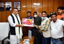 लोक गायक लोकेंद्र कैंतुरा के गीत का मुख्यमंत्री धामी ने किया विमोचन lokendra-kaintura