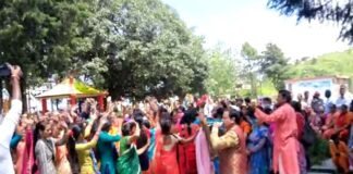 श्रीकृष्ण जन्माष्टमी पर डांडा नागराजा मंदिर में रही लोक गायक मुकेश कठैत के भजनों की धूम danda-nagraja-mela