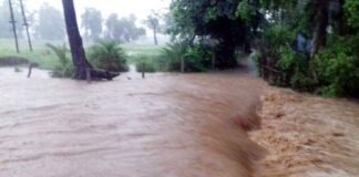 उत्तराखंड : भारी बारिश से उफनाई नदियां, कोटद्वार में बरसाती नदी में बहा बाइक सवार युवक