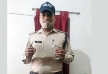 पौड़ी पुलिस ने निभाया मानवता का फर्ज, ड्यूटी के दौरान मिले कागजात को सकुशल किया मालिक के सुपुर्द pauri police constable