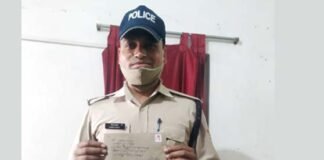 पौड़ी पुलिस ने निभाया मानवता का फर्ज, ड्यूटी के दौरान मिले कागजात को सकुशल किया मालिक के सुपुर्द pauri police constable