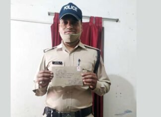 पौड़ी पुलिस ने निभाया मानवता का फर्ज, ड्यूटी के दौरान मिले कागजात को सकुशल किया मालिक के सुपुर्द pauri police constable