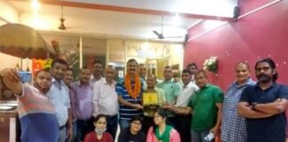 शिक्षक कृपाल पटवाल को प्रधानाध्यापक पद पर पदोन्नति के फल स्वरुप दी गई भावभीनी विदाई Farewell to teacher Kripal Patwal on promotion to the post of headmaster