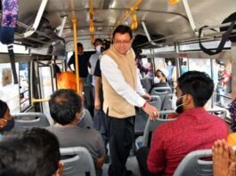 मुख्यमंत्री धामी ने ISBT देहरादून का किया औचक निरीक्षण, बसों में चढ़कर यात्रियों से की बात CM Dhami did surprise inspection of ISBT Dehradun