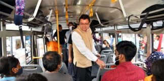 मुख्यमंत्री धामी ने ISBT देहरादून का किया औचक निरीक्षण, बसों में चढ़कर यात्रियों से की बात CM Dhami did surprise inspection of ISBT Dehradun
