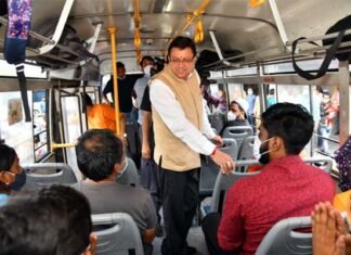 मुख्यमंत्री धामी ने ISBT देहरादून का किया औचक निरीक्षण, बसों में चढ़कर यात्रियों से की बात CM Dhami did surprise inspection of ISBT Dehradun
