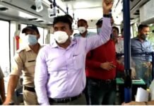 देहरादून के डीएम ने टिकट खरीदकर सिटी बस में सफर करते हुए यात्रियों से समस्या-सुझावों पर की सीधी बात Dehradun DM traveled in city bus