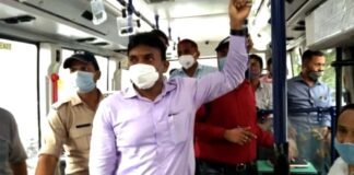 देहरादून के डीएम ने टिकट खरीदकर सिटी बस में सफर करते हुए यात्रियों से समस्या-सुझावों पर की सीधी बात Dehradun DM traveled in city bus