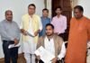 दिव्यांग तैराक सत्येंद्र सिंह लोहिया ने मुख्यमंत्री धामी से की मुलाकात Divyang swimmer Satyendra Singh Lohia met Cm Dhami