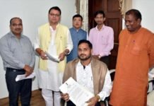 दिव्यांग तैराक सत्येंद्र सिंह लोहिया ने मुख्यमंत्री धामी से की मुलाकात Divyang swimmer Satyendra Singh Lohia met Cm Dhami